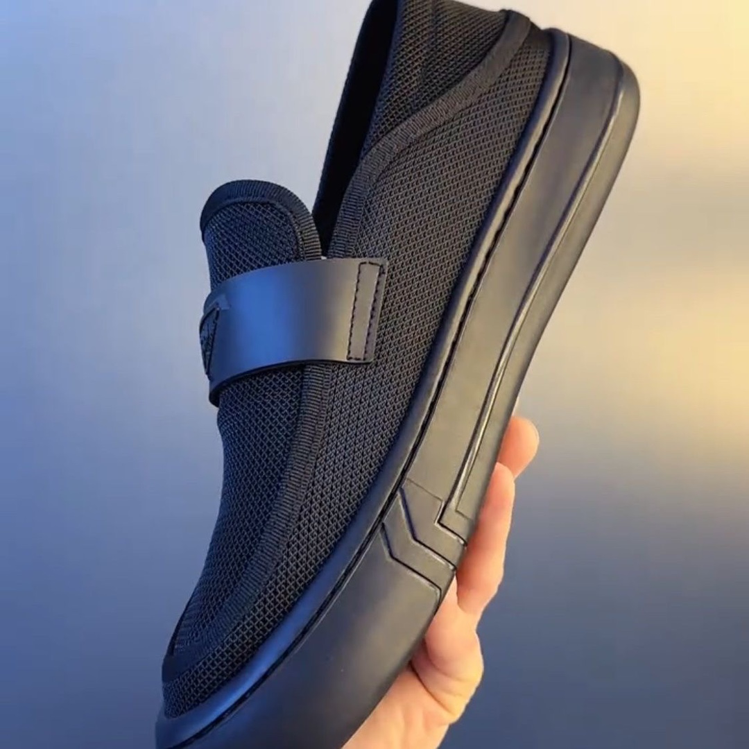 New fashionable, casual, low-top, simple and lazy men's super light breathable ice silk screen surface breathable men's board shoes, no iden