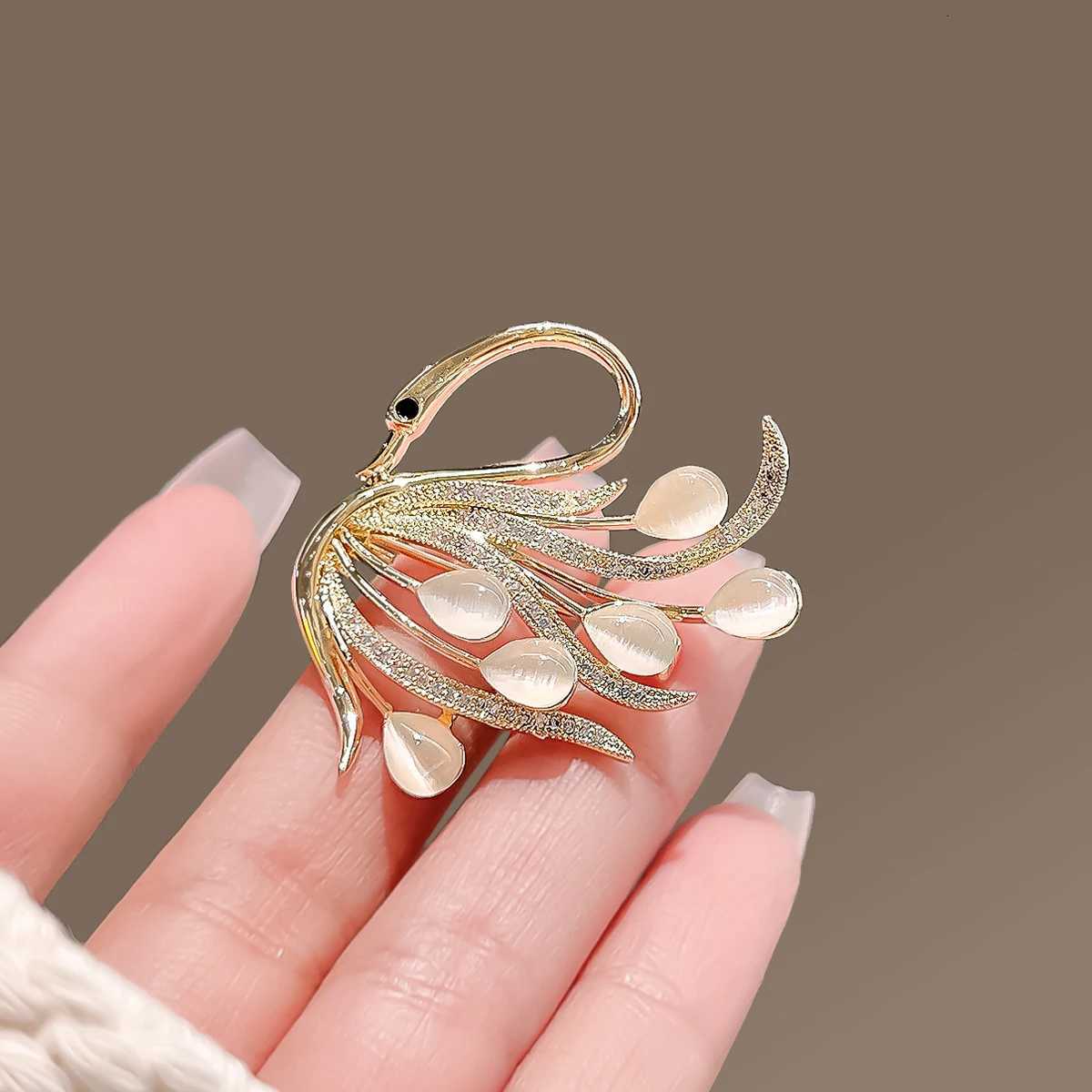 New Luxury Opal Swan Brooch Personality Exquisite Animal Pins Highgrade Coat Corsage Accessories D250918