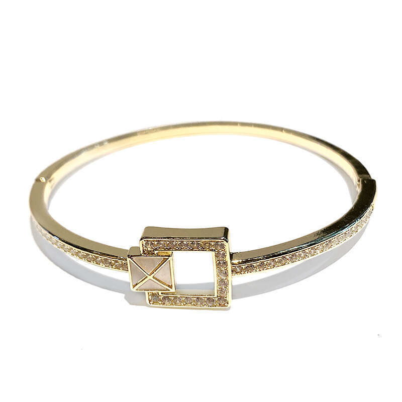 New Women's Twist Knot Small Flower with Dia Niche High-end Elegant Bracelet Jewelry ddmypluto