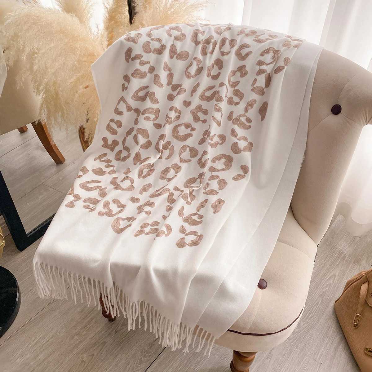 2025 Luxury Warm Poncho Cashmere Winter Wen Scarves Embroidery Shl Wrs Fem Thick Blanket Bufanda Echarpe Scarf Y250918