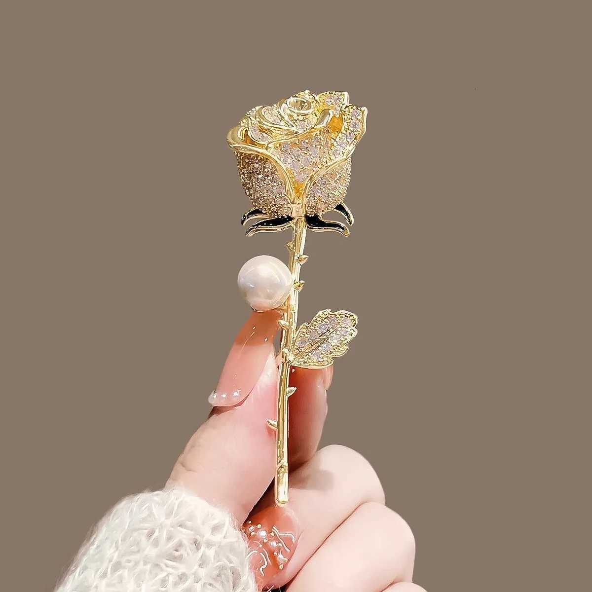 Fashion Gold Color Rhinestone Rose Brooches For Women Luxury Design Metal Pearl Flower Brooch Pins Wedding Party Jewelry Gifts D250918