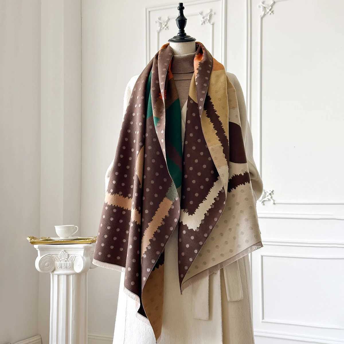 New Luxury Brand Cashmere Scarf Winter Wen Jacquard Shls Warm Blanket Wrs Fem Foard Bandana Thick Scarves Y250918
