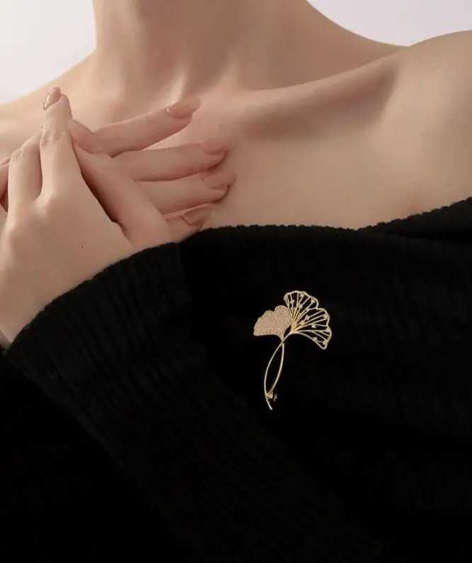 Retro Elegant Ginkgo Leaf Brooches For Women Fashion Rhinestone Flower Plant Lapel Pins Wedding Party Corsage Bijoux De Luxe D250918
