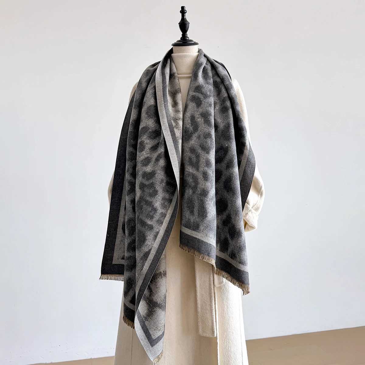 New Elegance TwoSided Leopard Print Scarf Warm Fringe Shl Autumn and Winter Outdoor Coldproof Windproof Blanket Y250918