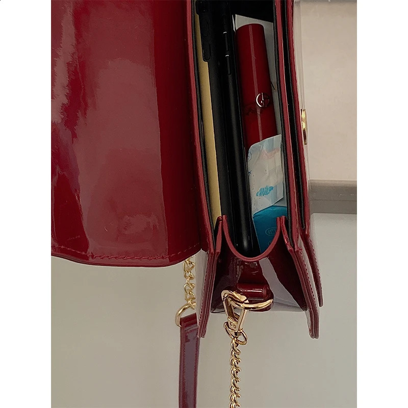 Patent Leather Womens Love Heart Messenger Bag Retro Red Ladies Small Shoulder Bags Fashion Chain Female Saddle Handbags 250918