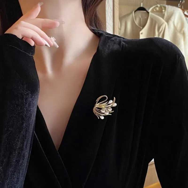 Exquisite Cat Eye Swan Brooch Highend Feminine Corsage Fashion Suit Personalized Pin Neck Clothing Accessories D250918