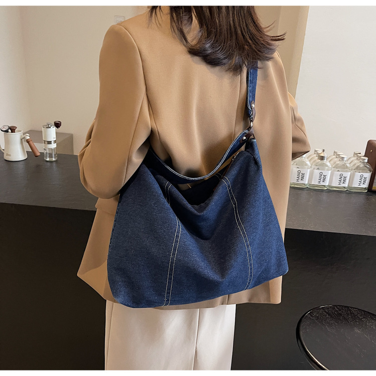 Simple And Stylish Large Capacity Retro Denim Women s Shoulder Bag New Commuter Travel Women s design Crossbody Bag Autumn New Designer Bag