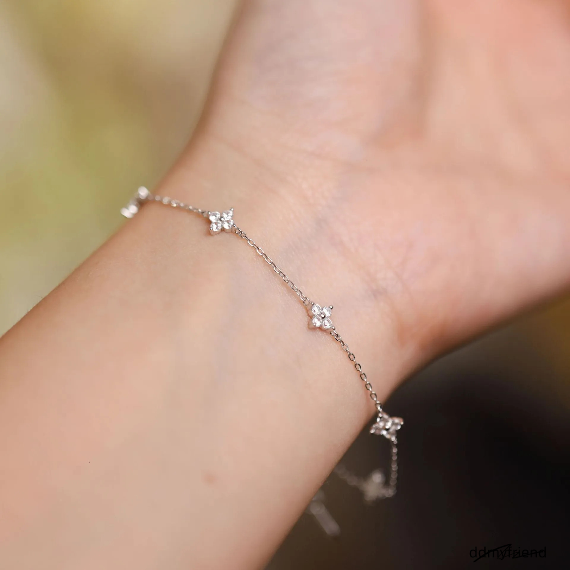 Designer Madam Flowing Light ~ S Plated Gold Four-Leaf Clover Star Bracelet Simple Zircon Pure Sier Women's Commuting ddmyfriend
