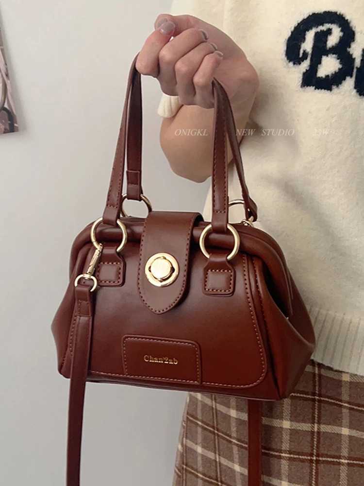 High Quality Chic Clip PU Crossbody Bag 2024 New AutumnWinter Ladies Unique Lock Retro Underarm Bags Fashion Versatile HandbagXJ250918