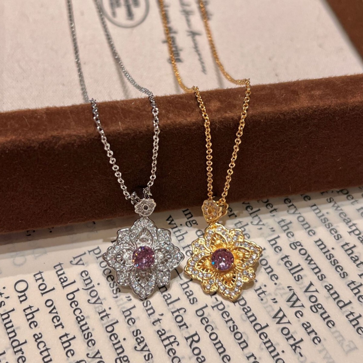 Mermaid Princess Silk Cloth Style Four-Leaf Clover Necklace for Women, Light Niche High-End Design Pendant Accessory Clavicle Chain