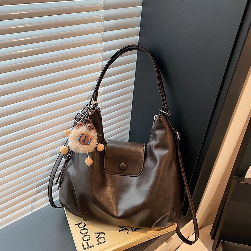 Autumn 2025 New Fashionable Leisure Large Capacity Handbag, College Student Crossbody Bag, Simple Daily Commuter, Advanced Multi functional Women'