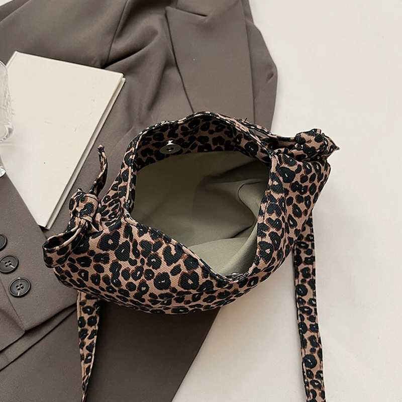 Heart Crossbody Bag for Women Leopard Print Messenger Bag Adjustable Strap Retro Handbag Tote Bag for Work Travel Z250915