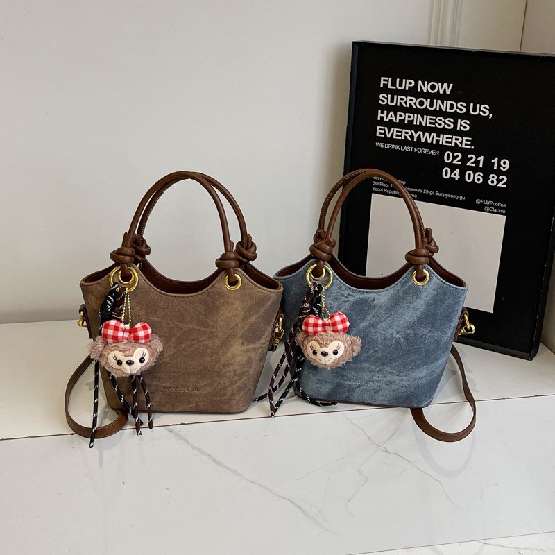 2025 Fashion and Leisure Large Capacity Handbag Autumn Student Classic Crossbody Bag Simple Daily Commuter Advanced Multi functional Versatile Women&#