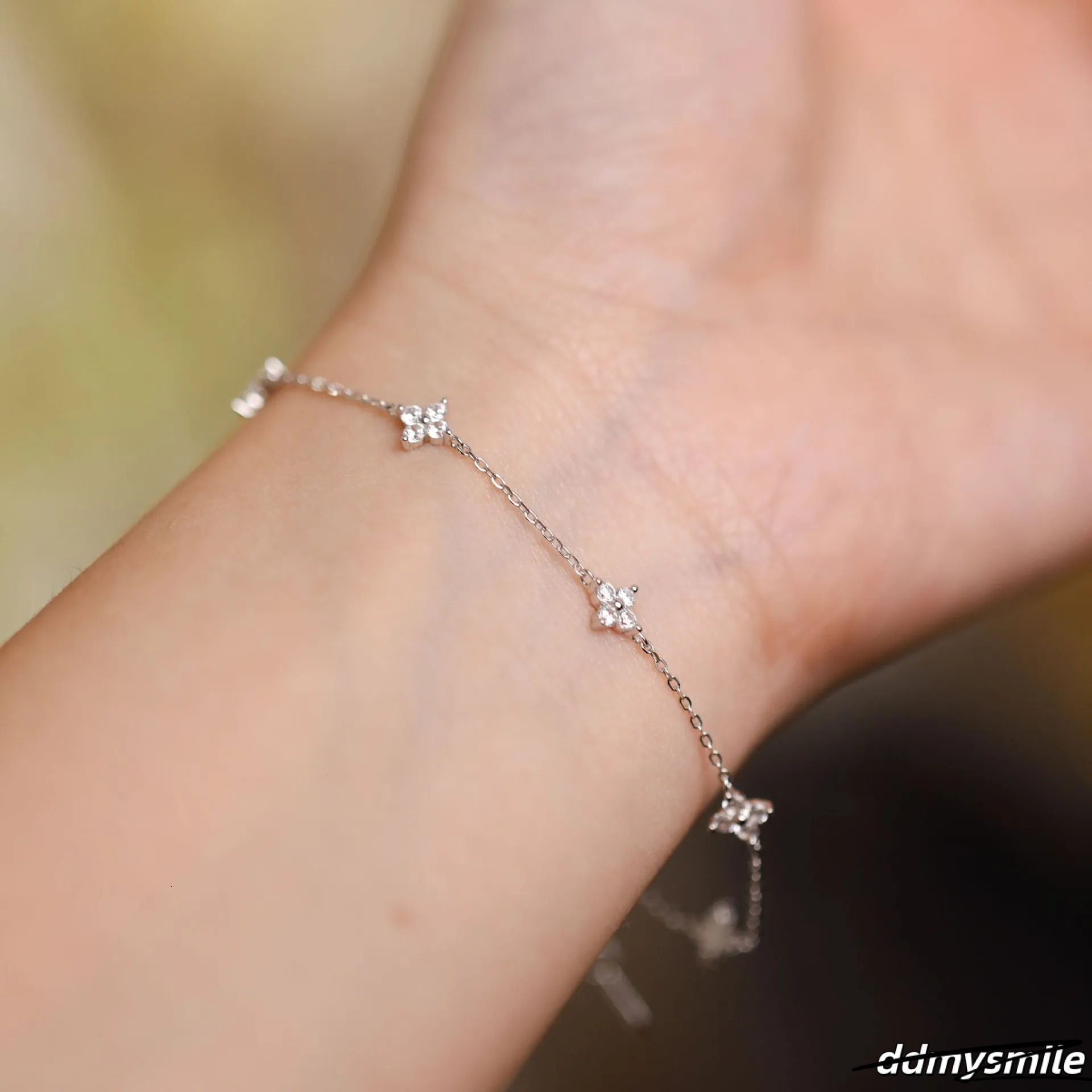 Designer Madam Flowing Light ~ S Plated Gold Four-Leaf Clover Star Bracelet Simple Zircon Pure Sier Women's Commuting ddmysmile