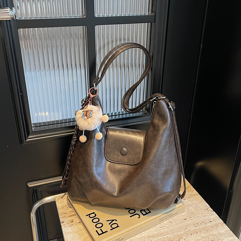 Autumn 2025 New Fashionable Leisure Large Capacity Handbag Student Classic Crossbody Bag Simple Daily Commuter Advanced Multi functional Women's 