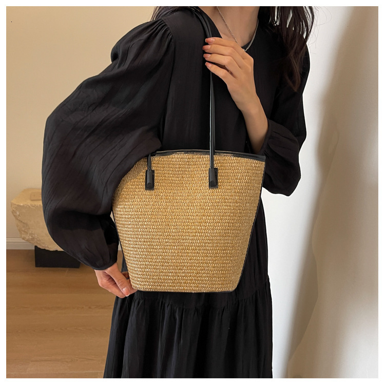 Straw Woven Handbag With Large Capacity Elegant design And Simple Water Bucket Bag Women s Shoulder Bag Commuting Bag Autumn New Designer Bag Seaside 