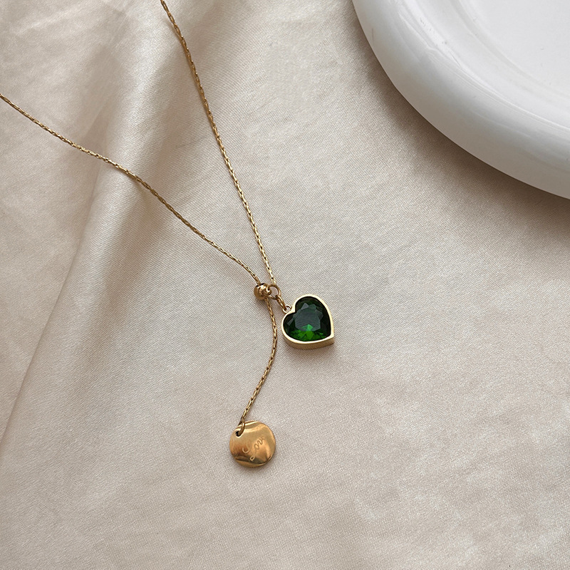 Light Niche Green Zircon Heart Pendant Titanium Steel Pull-out Necklace for Women High-end Design Sense Collarbone Chain Accessory