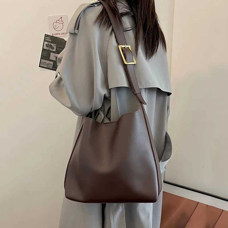 1Pcs AllMatch Women Shoulder Bag Solid Fashion Handbag Crossbody Bag Womens Minimalist PU Leather Bag For Work Z250915