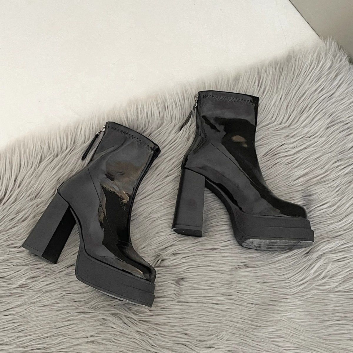 2025 Autumn/Winter New Fashionable Coarse Heel Anti slip Zipper Short Boots with Lacquer Leather Thick Bottom and Height Increase Fashion Boots Size 3