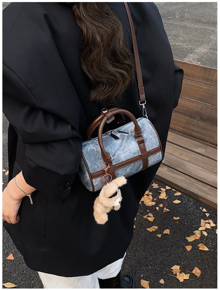 Small Niche Pillow Bag New Commuting Women s Shoulder Bag design Fashionable Trend Women s Crossbody Bag Autumn New Designer Bag Versatile Commuting B