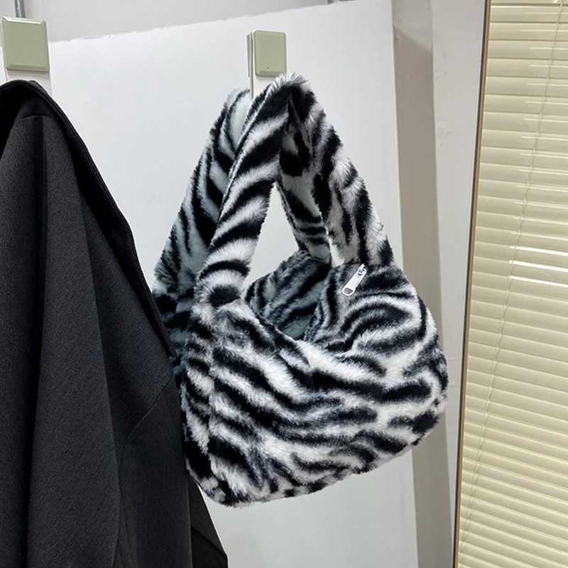 Fluffy Womens Girls Plush Handbag Mini Love Clutch Ladies Shoulder Underarm Bag Female Leopard Tote Purse Street Travel Bags Z250915