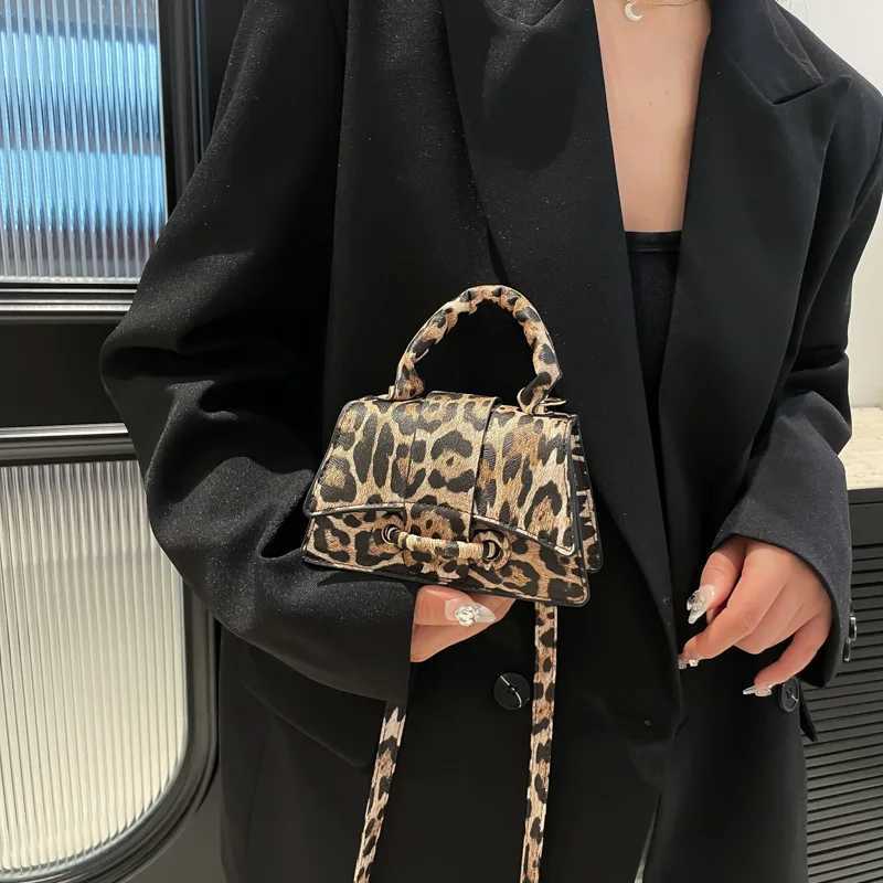 A highend leopard print handbag for women in 2025 a trendy versatile and fashionable singleshoulder crossbody bagXJ250918