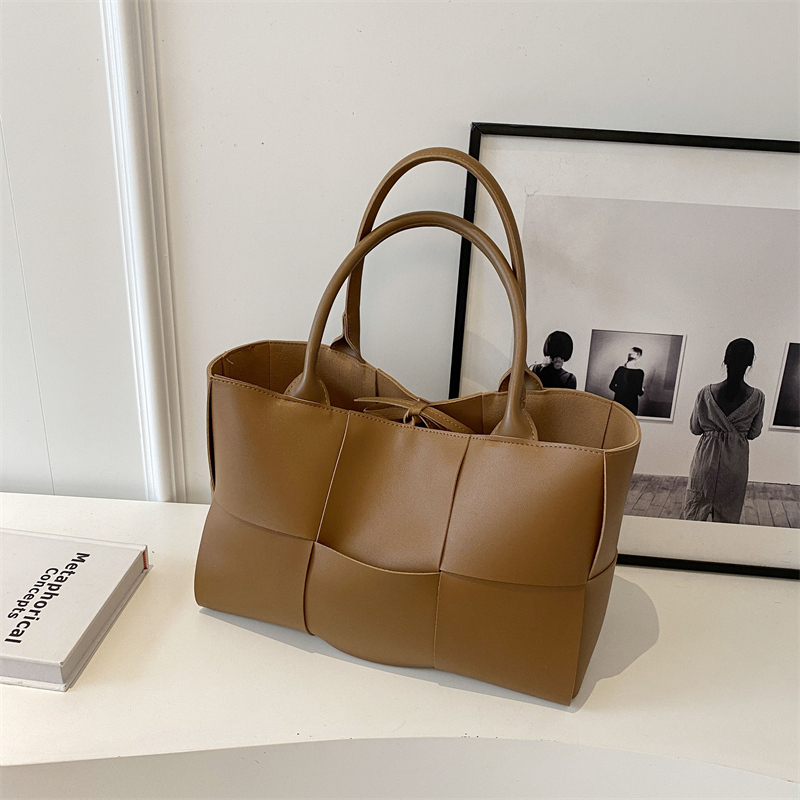 Ladies' new fashionable casual large capacity handbag, college student lightweight crossbody bag, daily commuting high-quality multifunctional ha