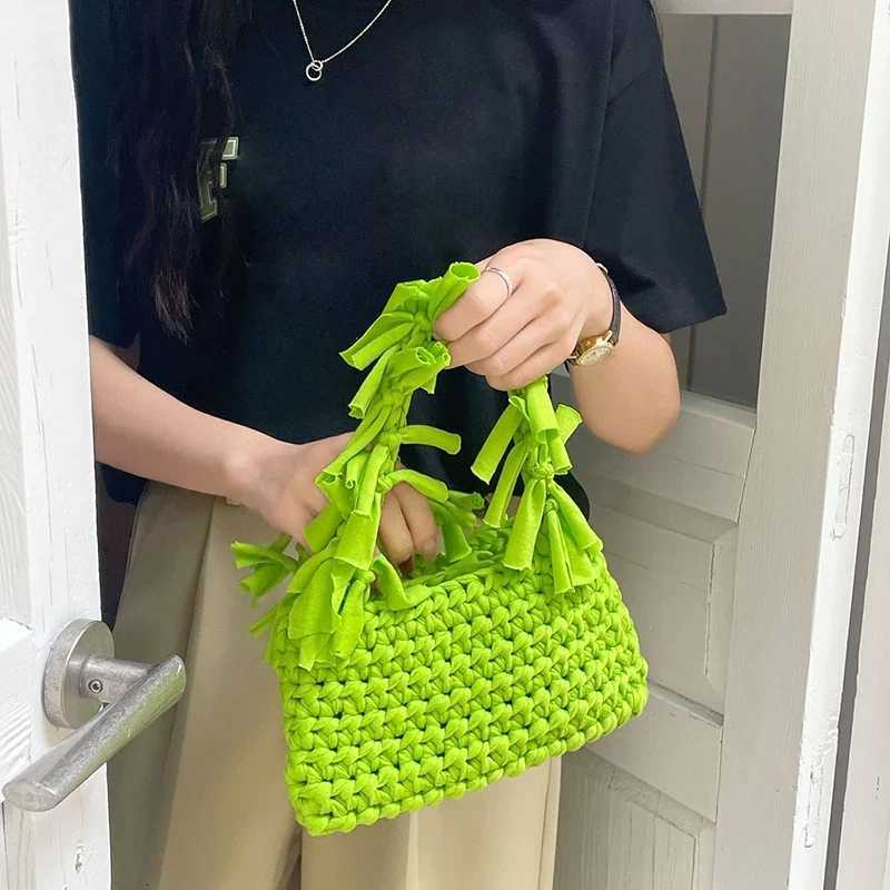 Spring And Summer Handwoven Womens Handheld Bag Leisure Small Fresh Hollow Out Small Design Holiday Bag Z250915