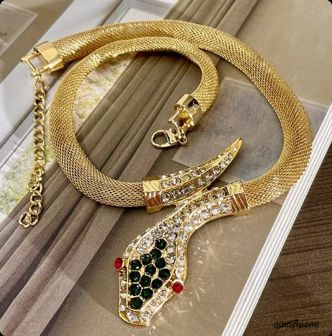 Exaggerated Large Thick Metal Decoration Necklace Womens Fashion Ins Short Clavicle Flash Dia Splicing Sweater Chain 250728 ddmyfriend