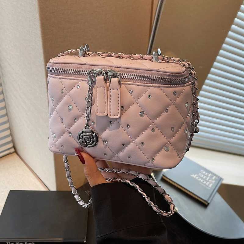 A niche designed boxed bag fashionable crossbody bag with chain shoulder straps elegant shoulder bag suitable for dating dinXJ250918