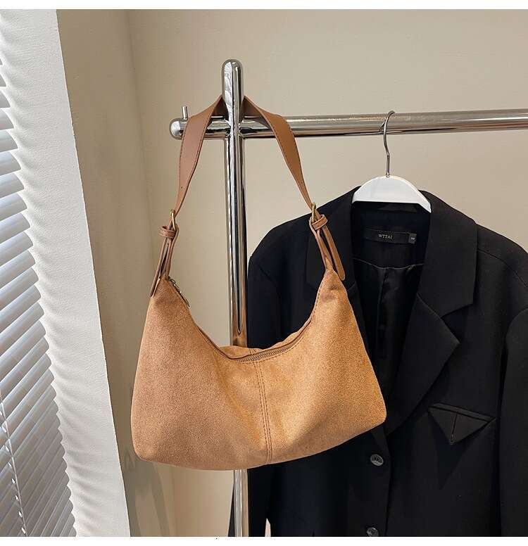 Designer Winter Bags Large Capacity Matte Underarm for Women 2025 New Fashion Casual Commuting Crossbody Bag