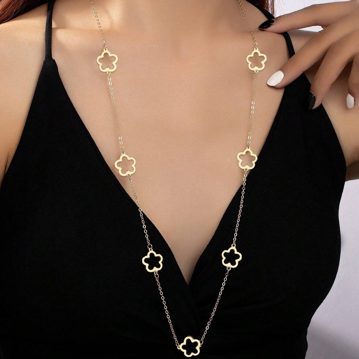 Fashion Simple Lucky Necklace Long Hollow Five-Leaf Flower Neck Jewelry for Women Daily Wear