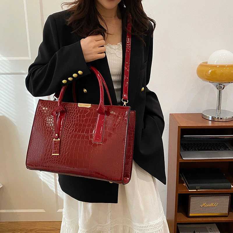 Luxury Crocodile Pattern PU Leather Shoulder Bag for Women Large Capacity TopHandle Crossbody Tote Sac Z250915