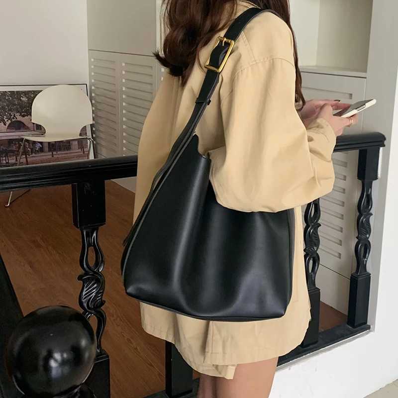 1Pcs AllMatch Women Shoulder Bag Solid Fashion Handbag Crossbody Bag Womens Minimalist PU Leather Bag For Work Z250915