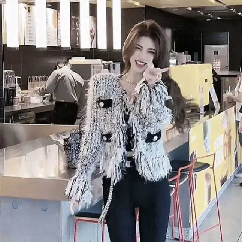 2024 Spring And Autumn New Tweed Style Jacket Coarse Yarn Black And White Fringed Knitted Cardigan Fashionable Slimming Versatil Z250918