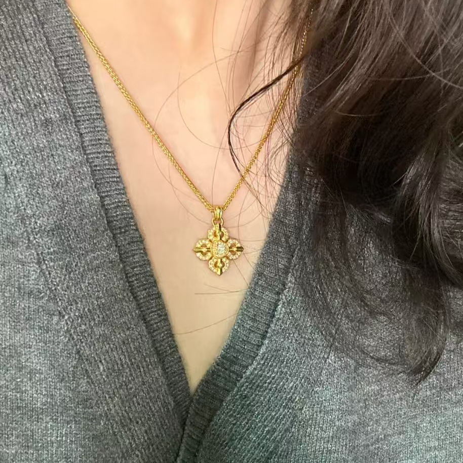 Cross Vra Necklace for Women 2025 Four-Leaf Clover Dia-Studded Rhombus Pendant National Same Style
