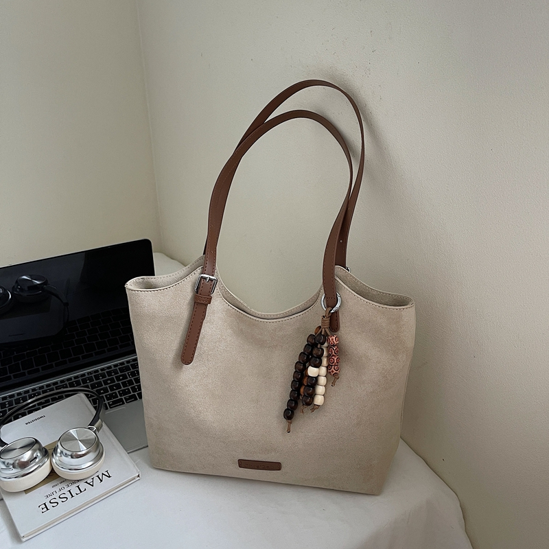 Autumn new fashionable casual large capacity handbag, college student crossbody bag, simple daily commuting, high-end multifunctional women's han