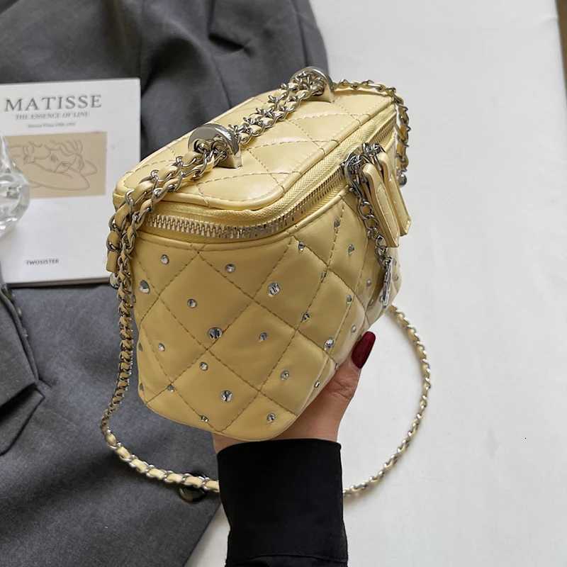 A niche designed boxed bag fashionable crossbody bag with chain shoulder straps elegant shoulder bag suitable for dating dinXJ250918