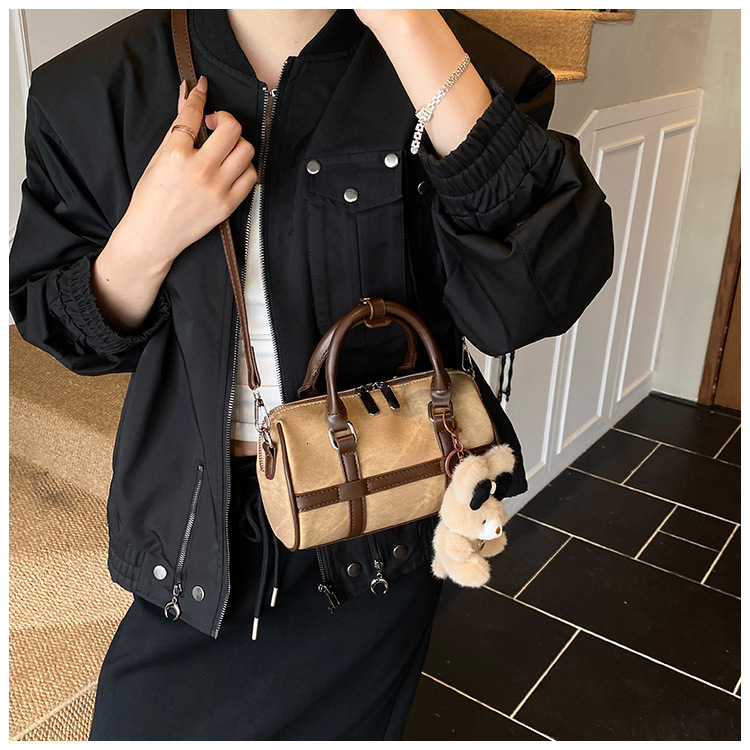 Small Niche Pillow Bag New Commuting Women s Shoulder Bag design Fashionable Trend Women s Crossbody Bag Autumn New Designer Bag Versatile Commuting B