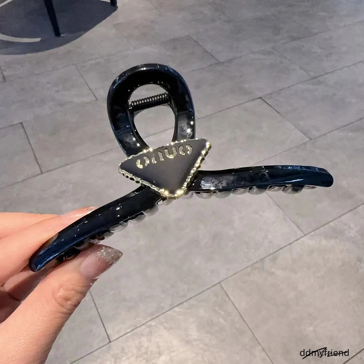 Lanjia- French Style Inverted Triangle Letter Jelly Color Claw Women Internet Celebrity High-End Back Of Head Shark Clip Hair Accessory 250711 E7be6 d