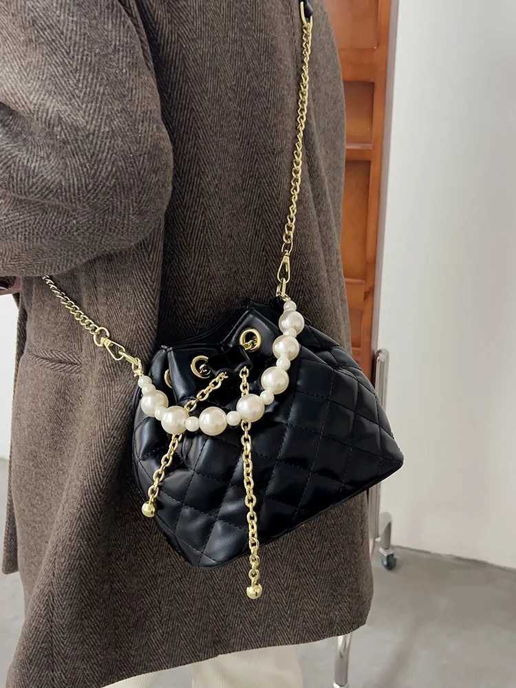 Summer Pearl Chain Buet Bag Womens Crossbody Bag Soft PU Leather Korean Sle Casual Handbag Small Size Faion TrendXJ250918