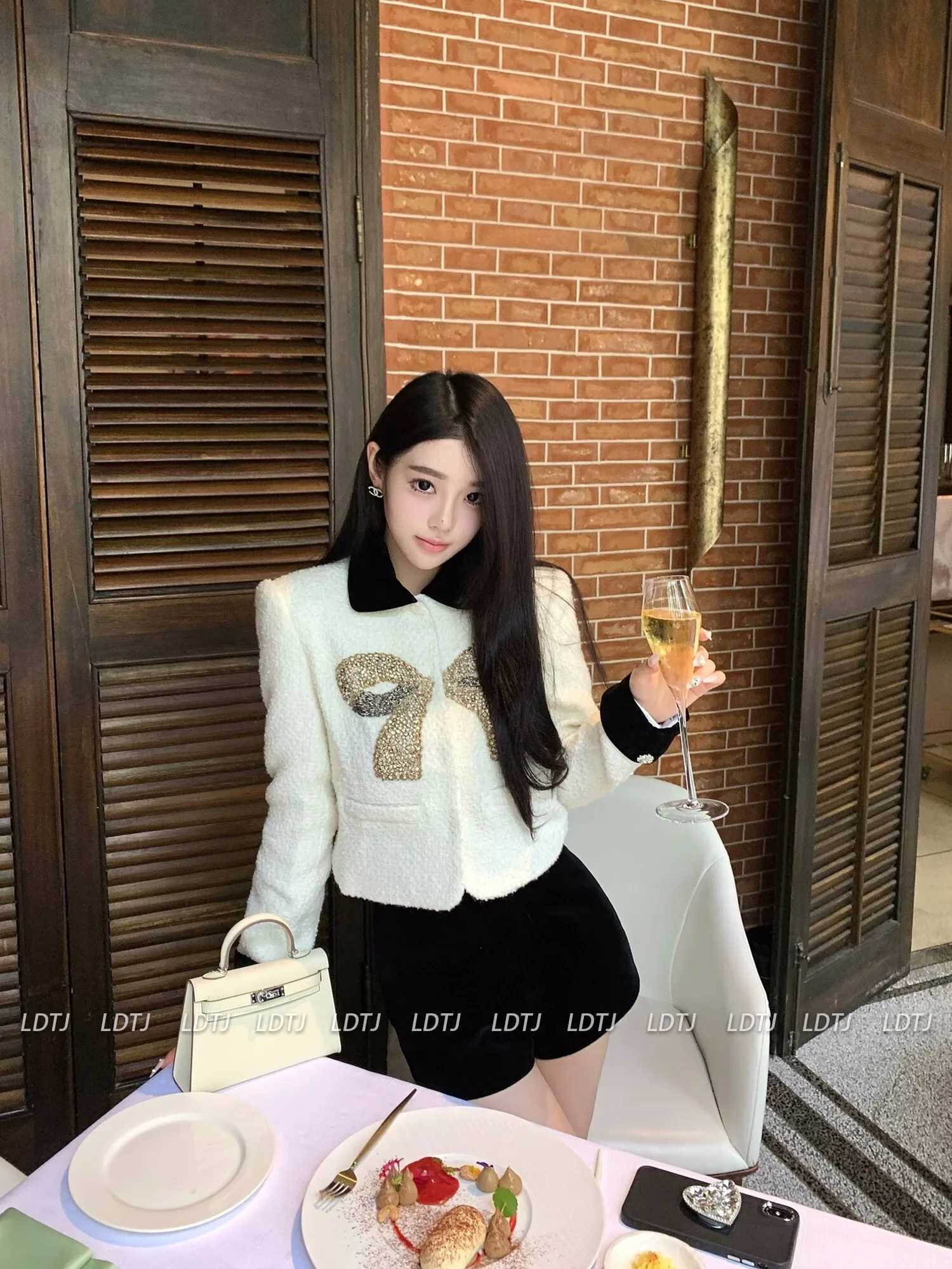 Autumn Winter Celebrity Woven Coarse Tweed Coats Women Beaded Pearls Long SLeeve Short Jackets Lady Work Wear Z250918