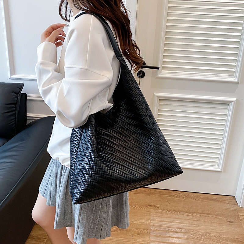 High-End Large Capacity Shoulder for Women 2025 New Trendy Woven Embossed Commuter Tote Popular Mother-Daughter Bag