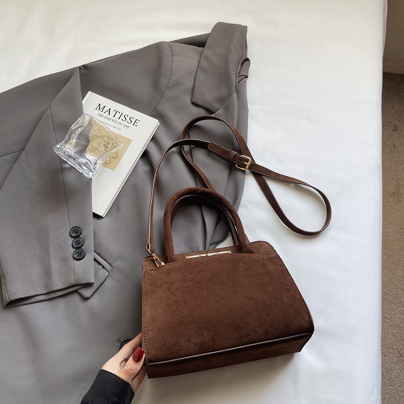 New fashionable, elegant, casual large capacity handbag for college students, lightweight crossbody bag for daily commuting, high-end multifunctional 