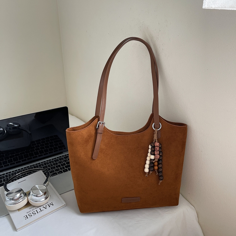 Autumn new fashionable casual large capacity handbag, college student crossbody bag, simple daily commuting, high-end multifunctional women's han