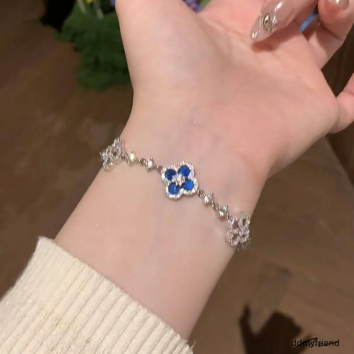 Gold Tone Clover Shaped Link Bracelet Shell & Crystal Accents Elegant Party Daily Wear Gift For Her High Quality And Stylish Jewelry ddmyfriend