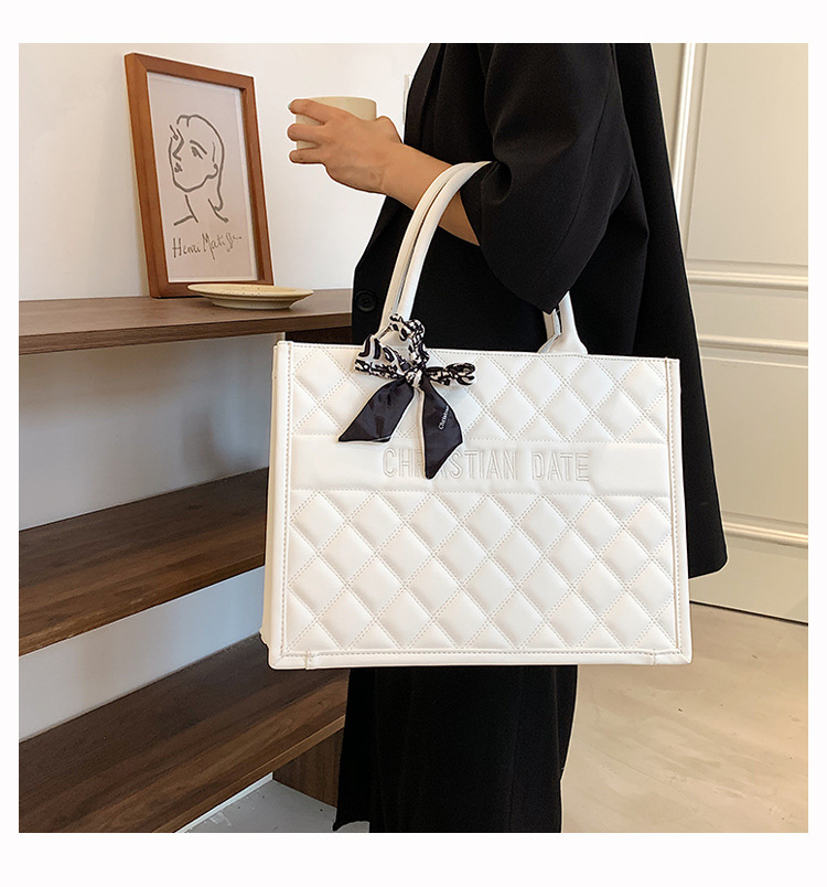 Designer bag hot free shipping Trendy large capacity tote bag women's new fashionable single shoulder handbag black white