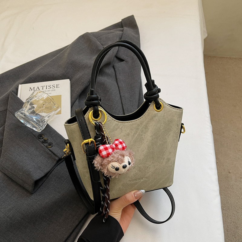 2025 Fashion and Leisure Large Capacity Handbag Autumn Student Classic Crossbody Bag Simple Daily Commuter Advanced Multi functional Versatile Women&#