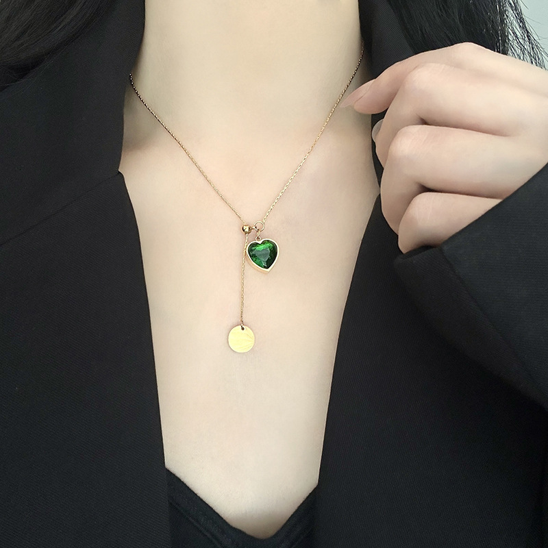 Light Niche Green Zircon Heart Pendant Titanium Steel Pull-out Necklace for Women High-end Design Sense Collarbone Chain Accessory