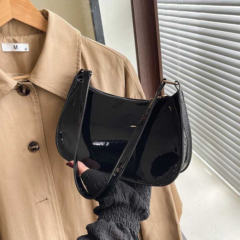 Womens Patent Leather Handbag Versatile Fashion Shoulder Bag Casual Commuting Bag Girl Brand Designer Zipper Small Handbag Z250915